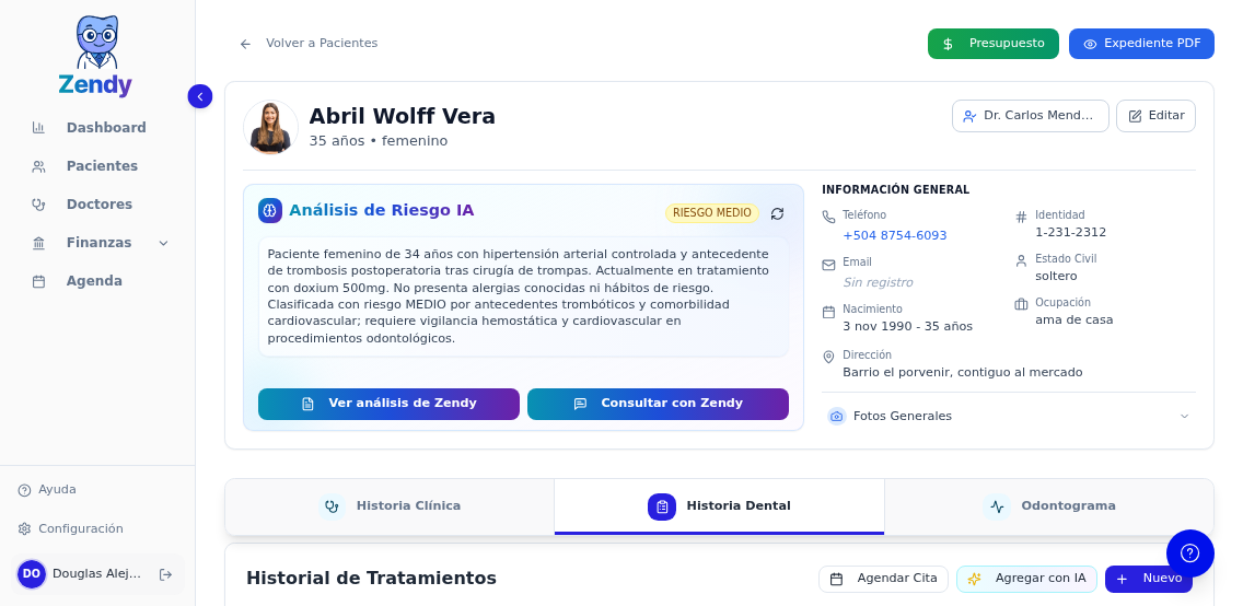 Tratamiento de ortodoncia activo anclado en la parte superior de Historia Dental