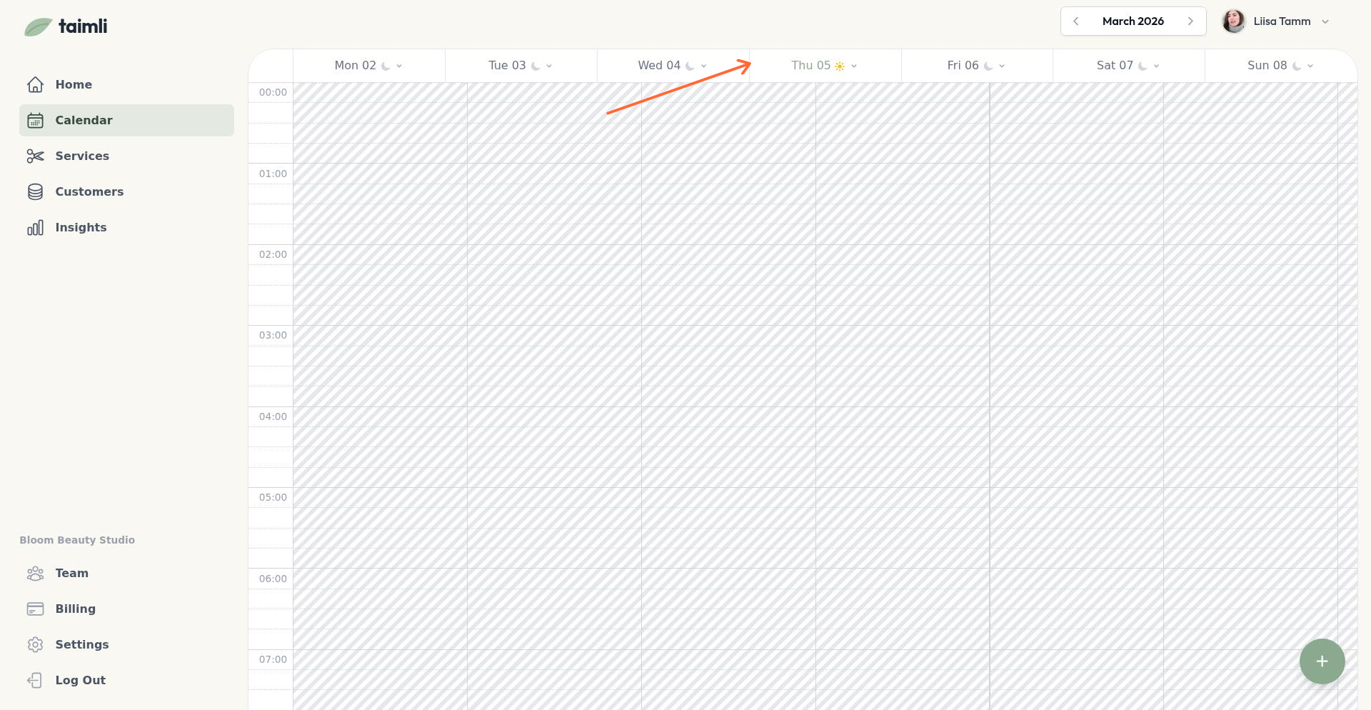 Kuupäeva päis kalendri ruudustikus, mis näitab Thu 05 rippmenüü ikooniga