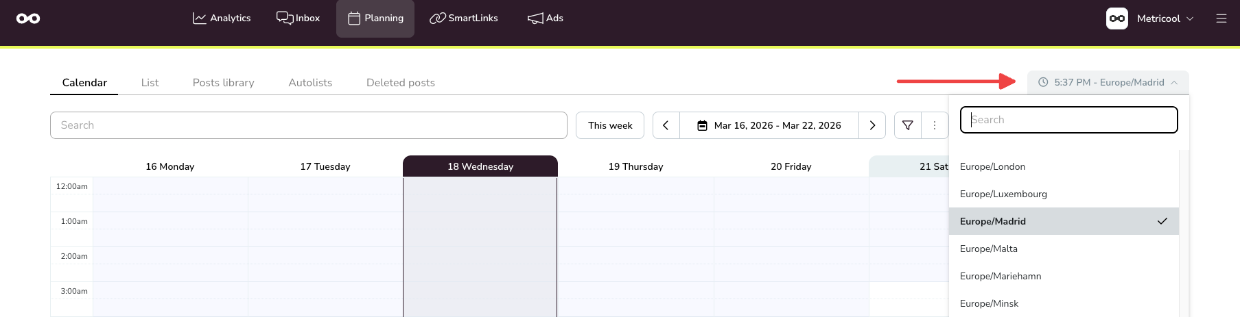 Time zone dropdown in the Metricool planner
