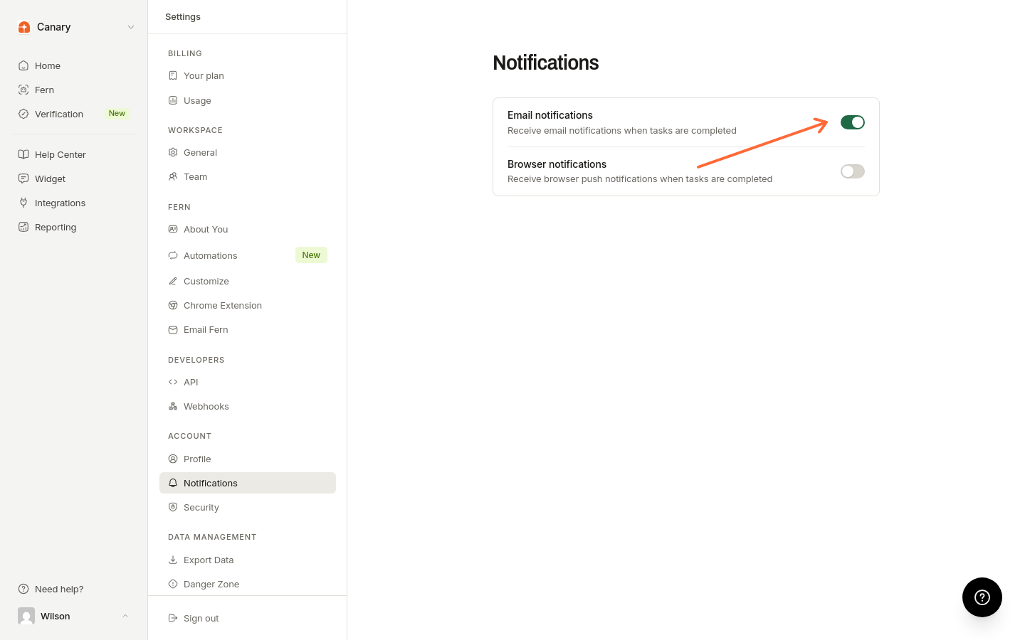 Configuración de notificaciones con una flecha que señala el interruptor de Notificaciones por correo electrónico