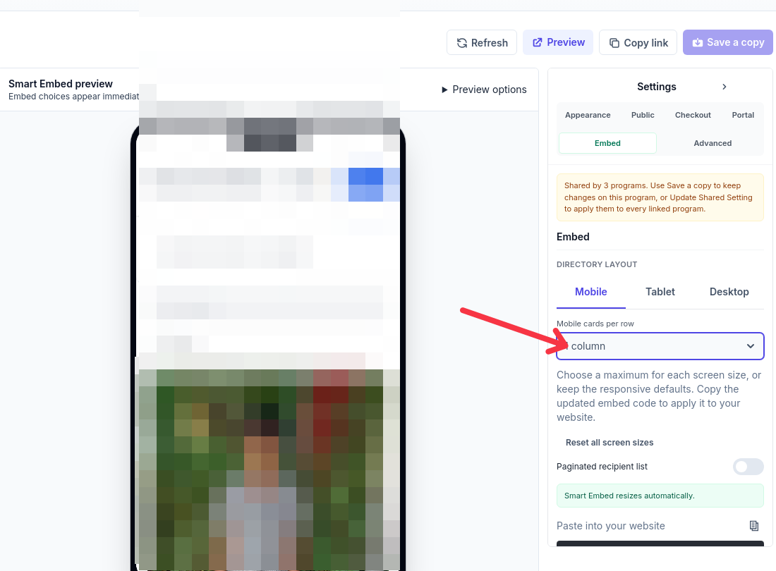 Directory layout on the Mobile tab with the Mobile cards-per-row selector set to 1 column and the preview showing a single column of recipient cards, with an arrow pointing to the Mobile cards-per-row selector